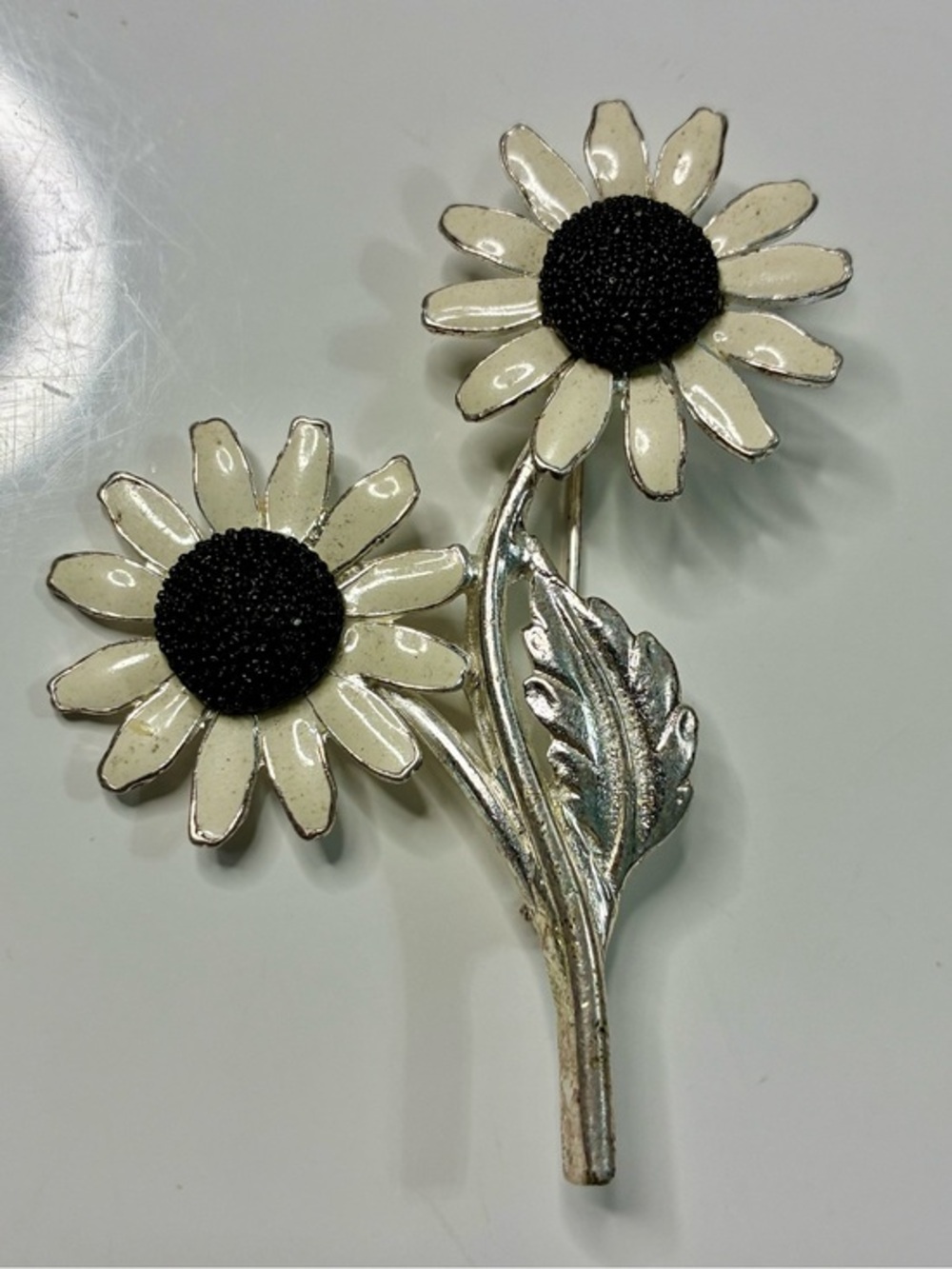 Ladies Retro Ivory and Black Enamel Pot Metal Daisy Flower Brooch